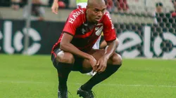 Foto: Gabriel Machado/AGIF - Fernandinho: volante volta ao time titular do Athletico no clássico