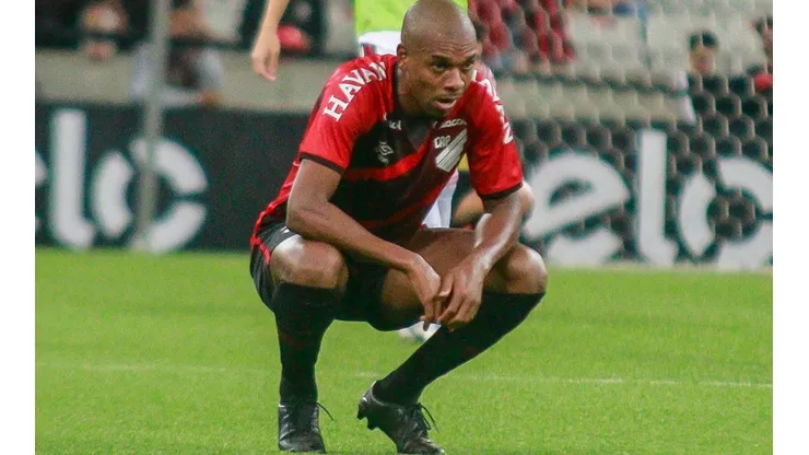 Foto: Gabriel Machado/AGIF - Fernandinho: volante volta ao time titular do Athletico no clássico