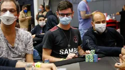 Allan Mello (ao centro) pretende curtir a carreira profissional do poker (Foto: Divulgação/BSOP)