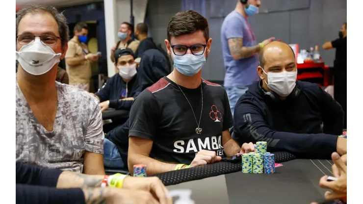 Allan Mello (ao centro) pretende curtir a carreira profissional do poker (Foto: Divulgação/BSOP)