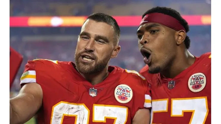 Travis Kelce (à esquerda) se destacou contra o Raiders com 4 touchdowns