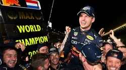 Verstappen comemorando o título com a sua equipe em Suzuka