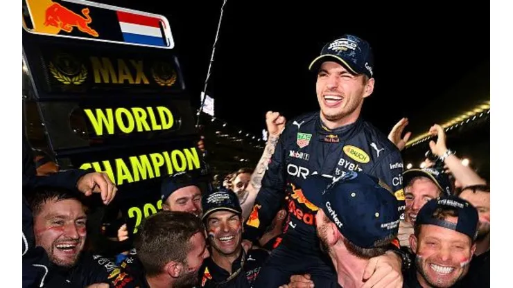 Verstappen comemorando o título com a sua equipe em Suzuka