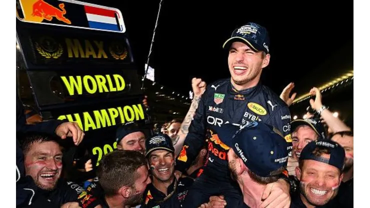 Max comemorando com a sua equipe em Suzuka