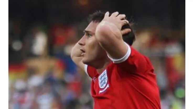 Foto: Joern Pollex/Getty Images - Lampard marcou um gol que não foi validado, em 2010