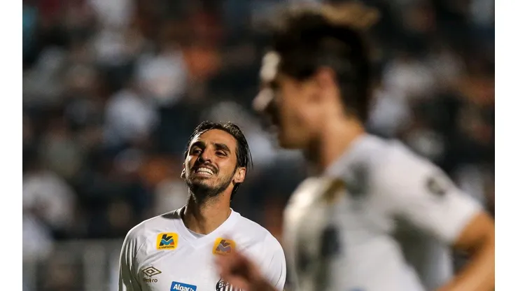 Foto: Ale Cabral/AGIF - Bryan Ruiz ainda recebe do Santos