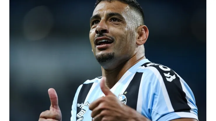 Pedro H. Tesch/AGIF - Diego Souza celebrando gol
