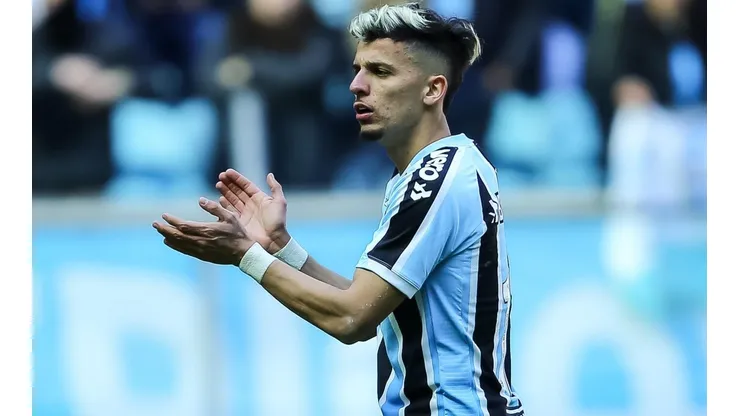 Foto: Pedro H. Tesch/AGIF - Biel: meia-atacante vive bom momento com a camisa do Grêmio