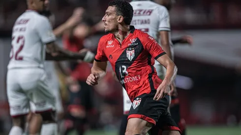 Foto: Heber Gomes/AGIF - Baralhas está entre um dos suspensos do Atlético-GO