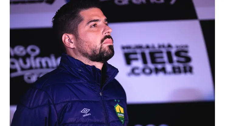 Foto: Ettore Chiereguini/AGIF - António Oliveira tem problemas para enfrentar o Flamengo