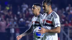 Luciano e Éder com a camisa do São Paulo (Foto: Marcello Zambrana/AGIF)