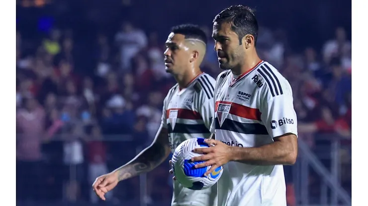 Luciano e Éder com a camisa do São Paulo (Foto: Marcello Zambrana/AGIF)