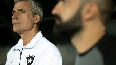 Luis Castro no comando do Botafogo (Foto: Jorge Rodrigues/AGIF)