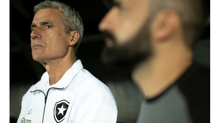 Luis Castro no comando do Botafogo (Foto: Jorge Rodrigues/AGIF)