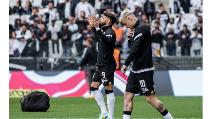 Roger Guedes e Yuri Alberto com a camisa do Corinthians (Foto: Guilherme Drovas/AGIF)