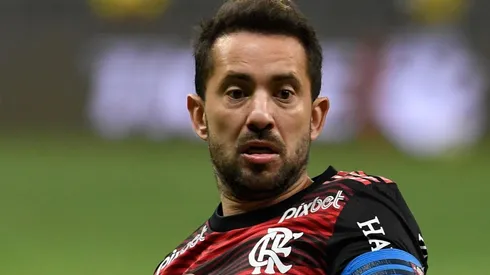 Torcida do Cruzeiro ‘esquece’ Everton Ribeiro e pede para Ronaldo comprar reserva do Fla