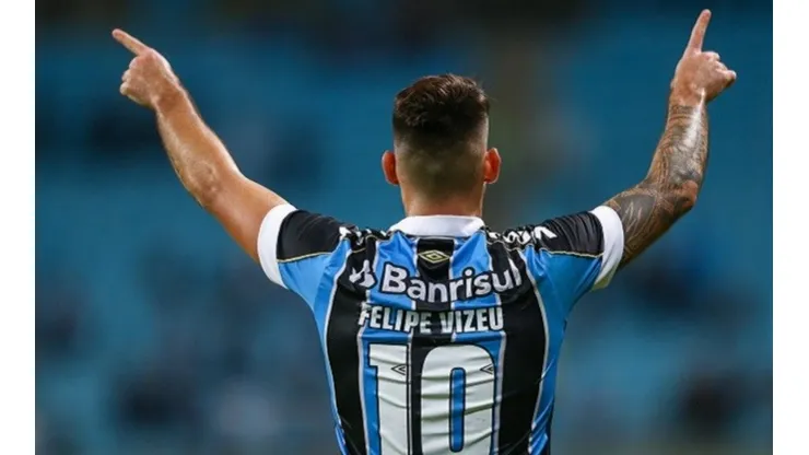 Felipe Vizeu com a camisa do Grêmio (Foto: Lucas Uebel/Grêmio)