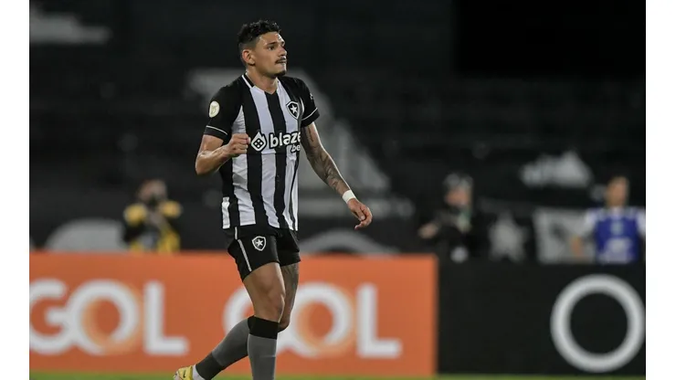 Thiago Ribeiro/AGIF/ "Piazon chegou para mim e disse..."; Tiquinho Soares fala sobre elenco do Botafogo.