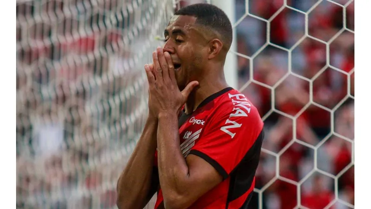 Foto: Gabriel Machado/AGIF - Erick: volante desabafou sobre momento do Athletico em 2023