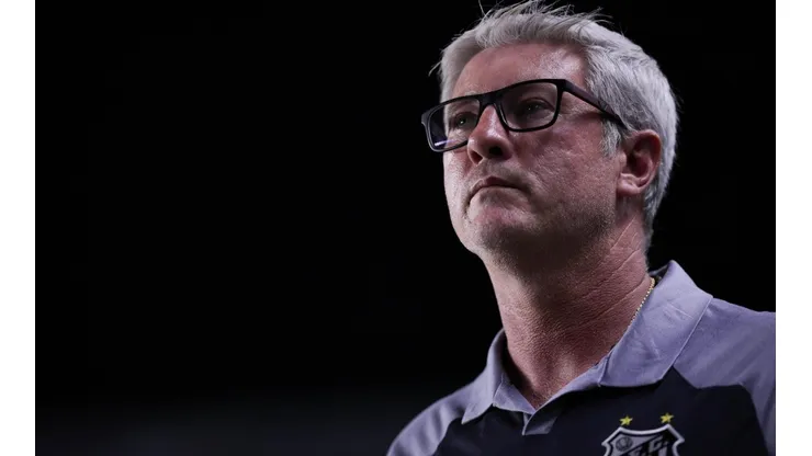 Foto: Ettore Chiereguini/AGIF - Odair Hellmann: técnico do Santos já aprovou jogador