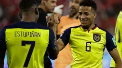 Foto: Alberto Valdes - Pool/Getty Images - Pervis Estupiñan e Byron Castillo comemoram gol do Equador