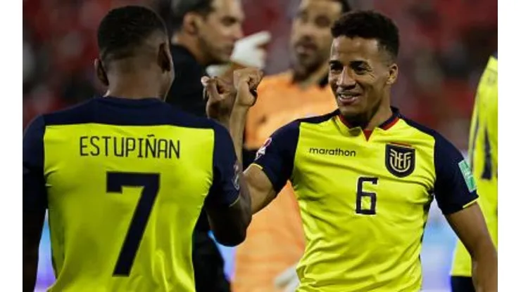 Foto: Alberto Valdes - Pool/Getty Images - Pervis Estupiñan e Byron Castillo comemoram gol do Equador