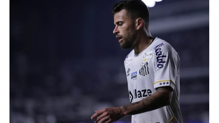 Foto: Ettore Chiereguini/AGIF - Lucas Lima foi criticado pelos santistas
