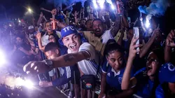 Foto: Staff Images/Cruzeiro - Torcida festejando na madrugada de sexta-feira (31) para sábado (1).