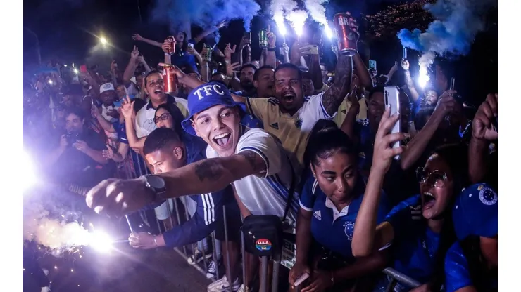 Foto: Staff Images/Cruzeiro - Torcida festejando na madrugada de sexta-feira (31) para sábado (1).