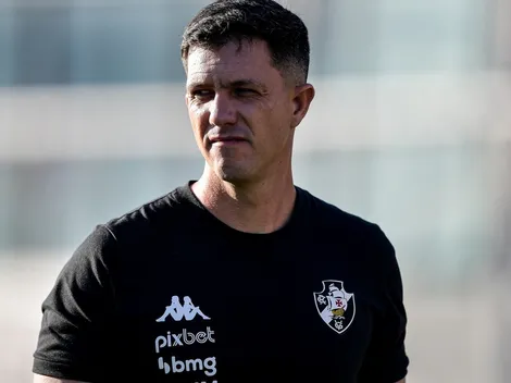 Torcida faz protesto em desembarque do elenco e pede a saída de Barbieri e +2