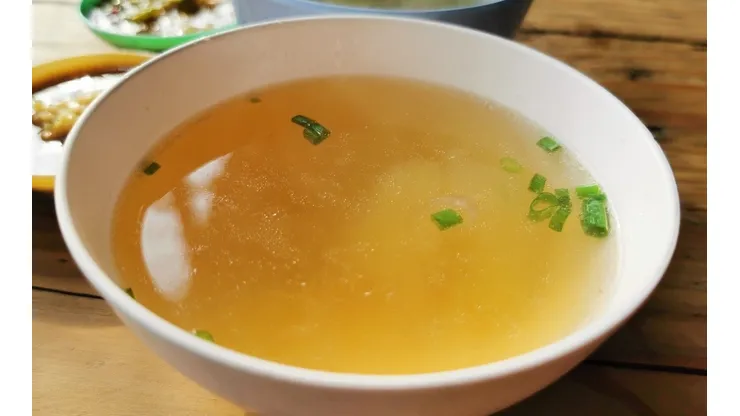 Mulher discute com restaurante e alegar receber água ao invés de sopa após pedido