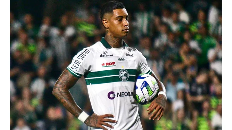Foto: Gabriel Machado/AGIF - Alel Manga: jogador foi reintegrado ao Coritiba