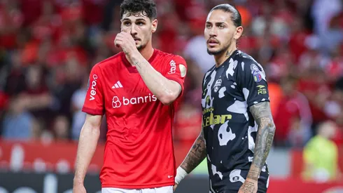 Foto: Johnny, volante do Internacional, durante disputa de bola com Andrés Ferro, zagueiro do Metropolitanos - Por: Maxi Franzoi/AGIF