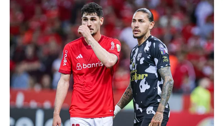 Foto: Johnny, volante do Internacional, durante disputa de bola com Andrés Ferro, zagueiro do Metropolitanos - Por: Maxi Franzoi/AGIF