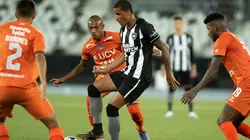 Foto: Janderson conduz a bola, marcado por adversários do César Vallejo, no jogo entre as equipes na segunda rodada da Sul-Americana - Por: Foto: Jorge Rodrigues/AGIF