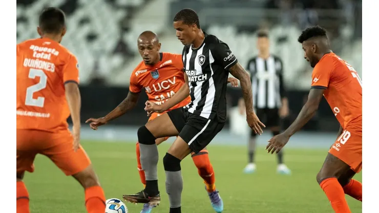 Foto: Janderson conduz a bola, marcado por adversários do César Vallejo, no jogo entre as equipes na segunda rodada da Sul-Americana - Por: Foto: Jorge Rodrigues/AGIF