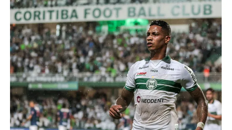 Foto: Robson Mafra/AGIF - Alef Manga teve seu destino definido pelo Coritiba