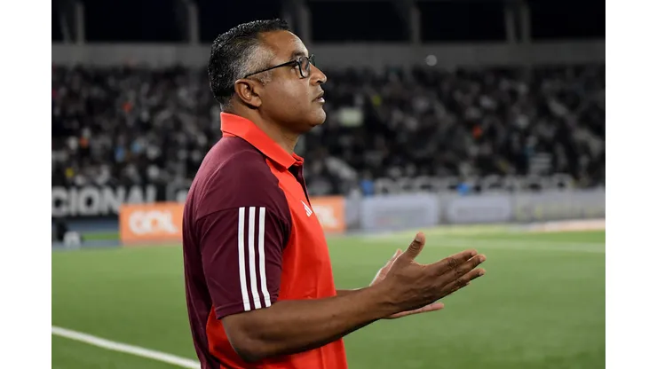Roger Machado técnico do Internacional durante partida contra o Botafogo no Engenhao
