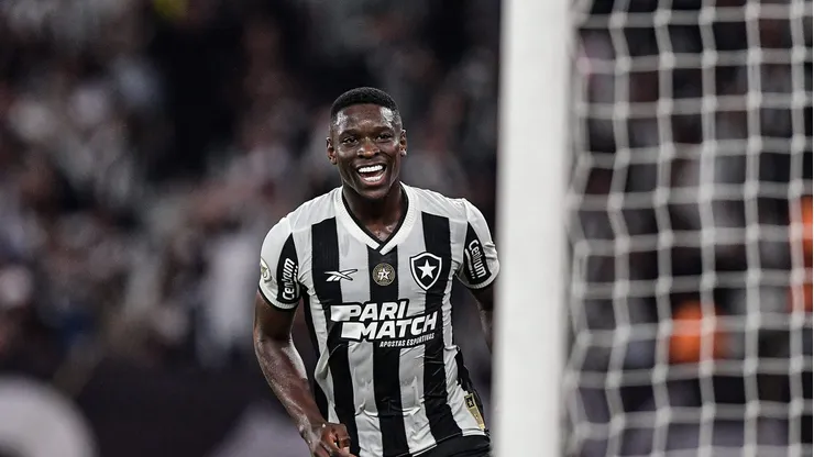 Luiz Henrique comemorando o gol da vitória do Botafogo contra o Internacional