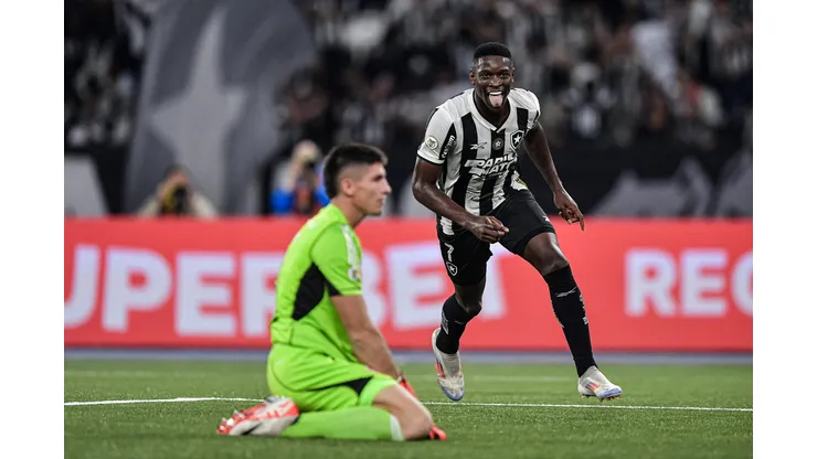 RJ - RIO DE JANEIRO - 20/07/2024 - BRASILEIRO A 2024, BOTAFOGO X INTERNACIONAL - Luiz Henrique jogador do Botafogo comemora seu gol durante partida contra o Internacional no estadio Engenhao pelo campeonato Brasileiro A 2024. Foto: Thiago Ribeiro/AGIF