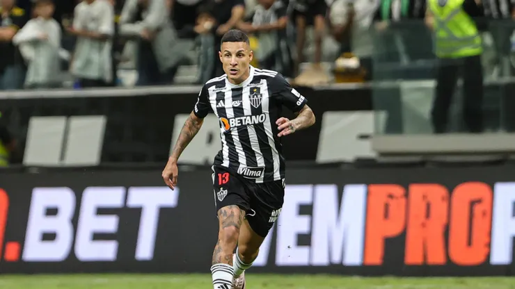 Guilherme Arana é elogiado por campeão da Copa de 94. Foto: Gilson Lobo/AGIF