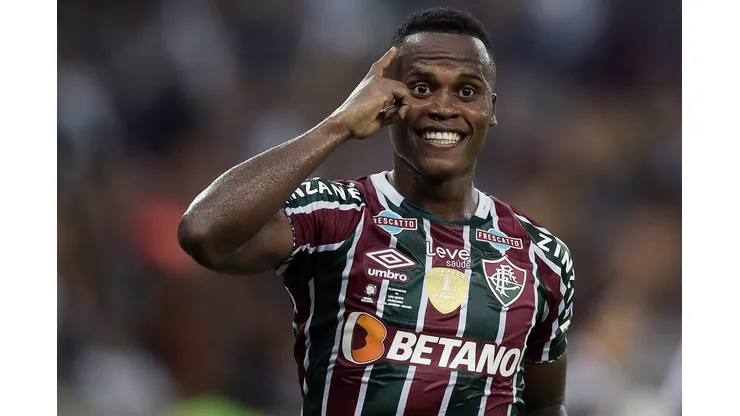 Jhon Arias, jogador do Fluminense comemora seu gol durante partida contra o LDU no estádio Maracanã