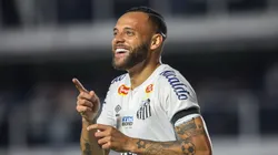 Guilherme comemorando gol marcado na Série B