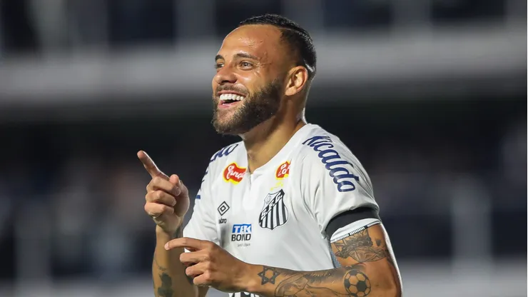 Guilherme comemorando gol marcado na Série B