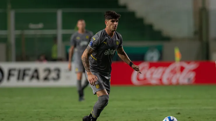 Centroavante se destacou pelo Peñarol