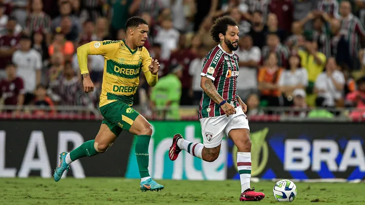 Marcelo jogador do Fluminense disputa lance com Denilson jogador do Cuiaba durante partida no estadio Maracana pelo campeonato BRASILEIRO A 2023.