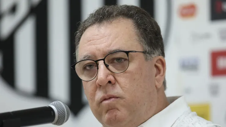 Marcelo Teixeira em coletiva no Peixão. Atacante de saída do Corinthians interessa.