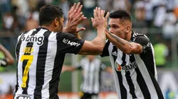 Hulk e Paulinho comemorando gol pelo Galo. Foto: Gilson Junio/AGIF
