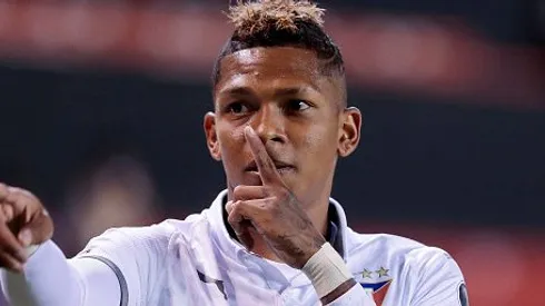 Billy Arce comemorando gol durante partida entre LDU-EQU e São Paulo, no Estádio Rodrigo Paz Delgado, pela Copa Libertadores da América, no dia 22/09/2020. Foto: Franklin Jacome/Getty Images