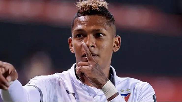 Billy Arce comemorando gol durante partida entre LDU-EQU e São Paulo, no Estádio Rodrigo Paz Delgado, pela Copa Libertadores da América, no dia 22/09/2020. Foto: Franklin Jacome/Getty Images